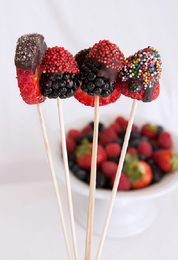 dịch vụ nấu tiệc-Chocolate-Dipped-Berries-with-Sprinkles3