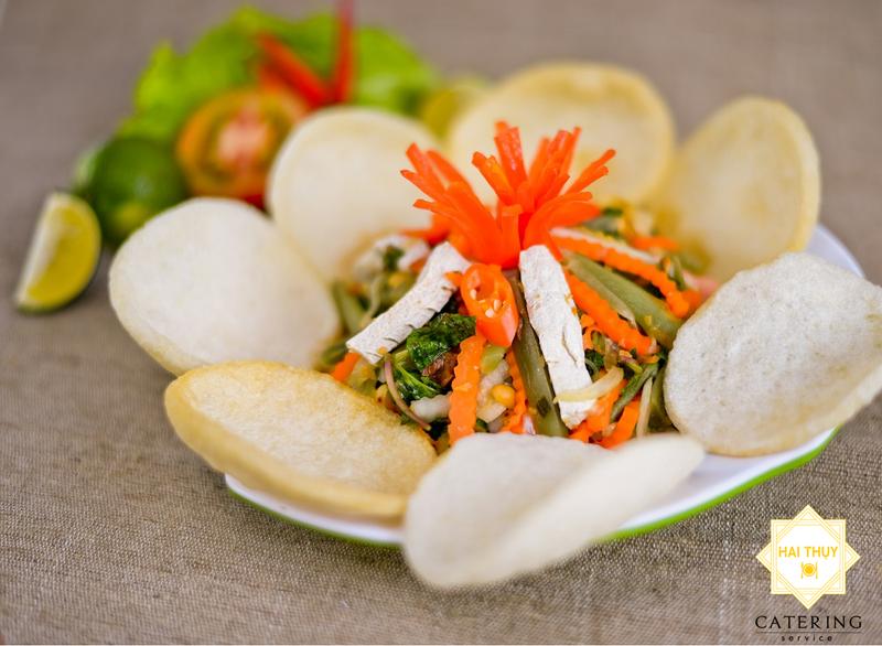 Gỏi tiến vua tôm thịt + bánh phồng