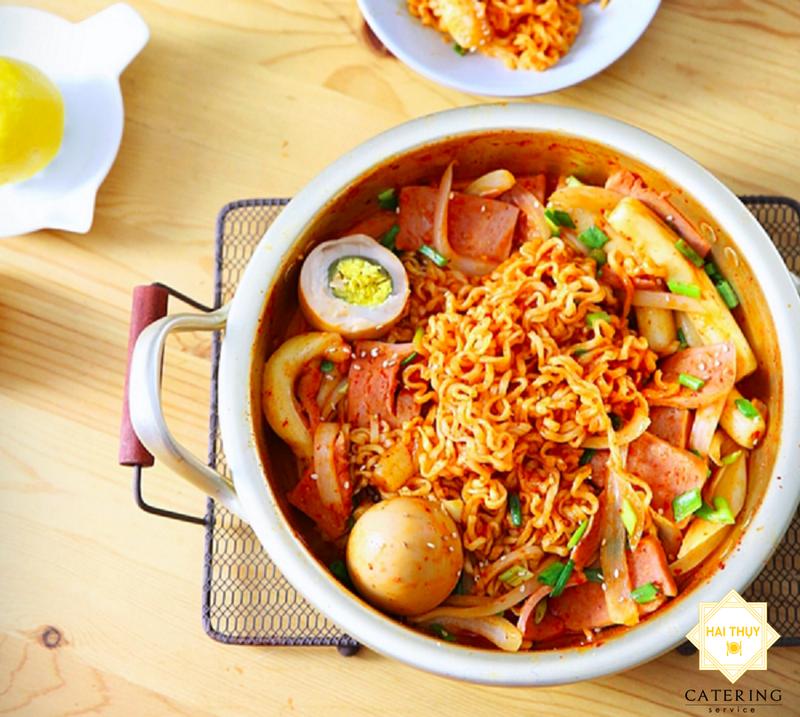 Lẩu mỳ hải sản tokbokki