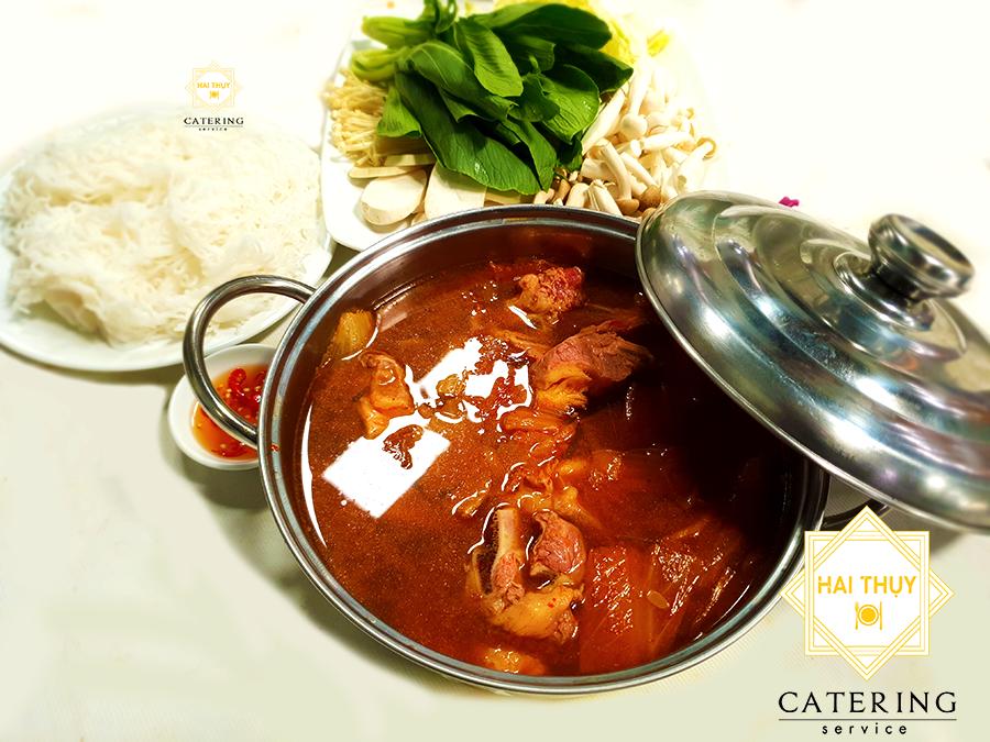 Lẩu sườn bò kim chi giúp bữa tiệc hội nghị lưu động trọn vẹn và ý nghĩa