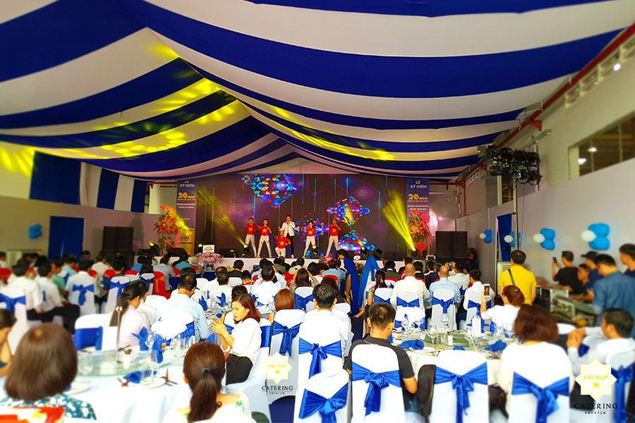 Không gian buổi tiệc vui vẻ và sôi động tại công ty nhựa Bình Minh