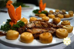 Khâu trang trí món ăn luôn được Hai Thụy Catering chăm chút