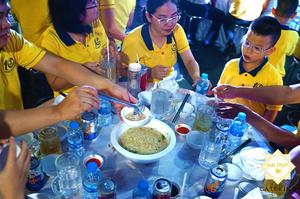 Soup bong bóng cá khiến các cựu SV phải mê mẩn