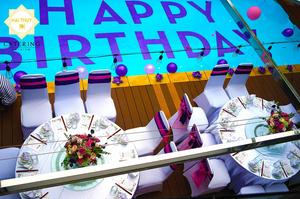 Dòng chữ "HAPPY BIRTHDAY" ngay giữa hồ bơi Lê Gia Trang Villa