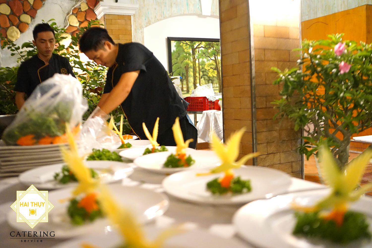 Các đầu bếp gạo cội, giàu kinh nghiệm đang trau chuốt vẻ ngoài cho món ăn