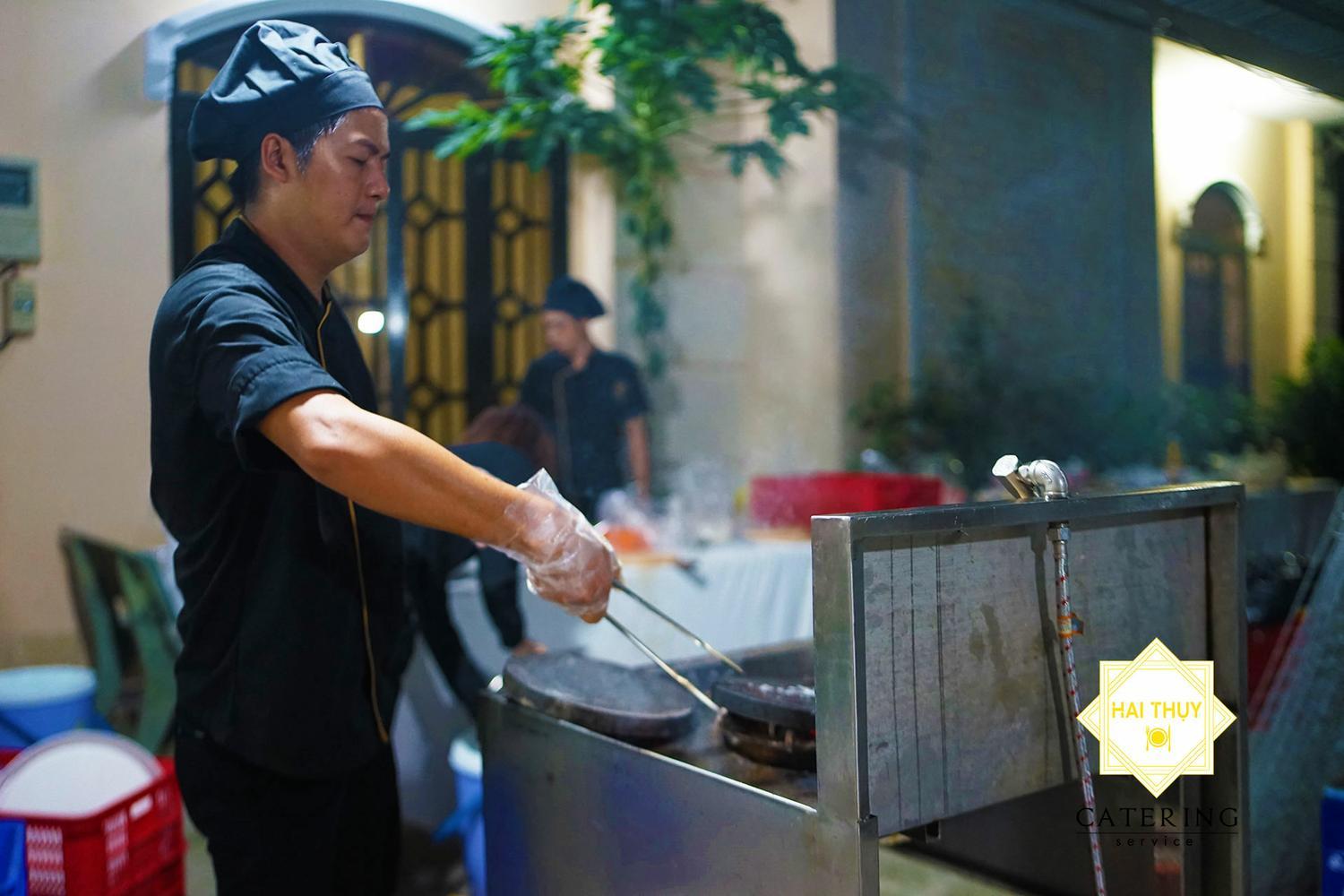 Các đầu bếp tài năng của Hai Thụy Catering luôn đặt cả cái “tâm” của nghề vào các món ăn