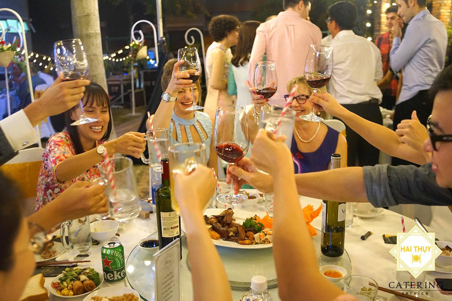 Các khách mời đang rất vui vẻ, hào hứng nhập tiệc