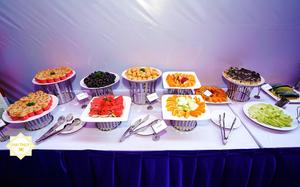 Bàn tiệc buffet ngọt với các món bánh mặn, ngọt khác nhau và trái cây tươi ngon