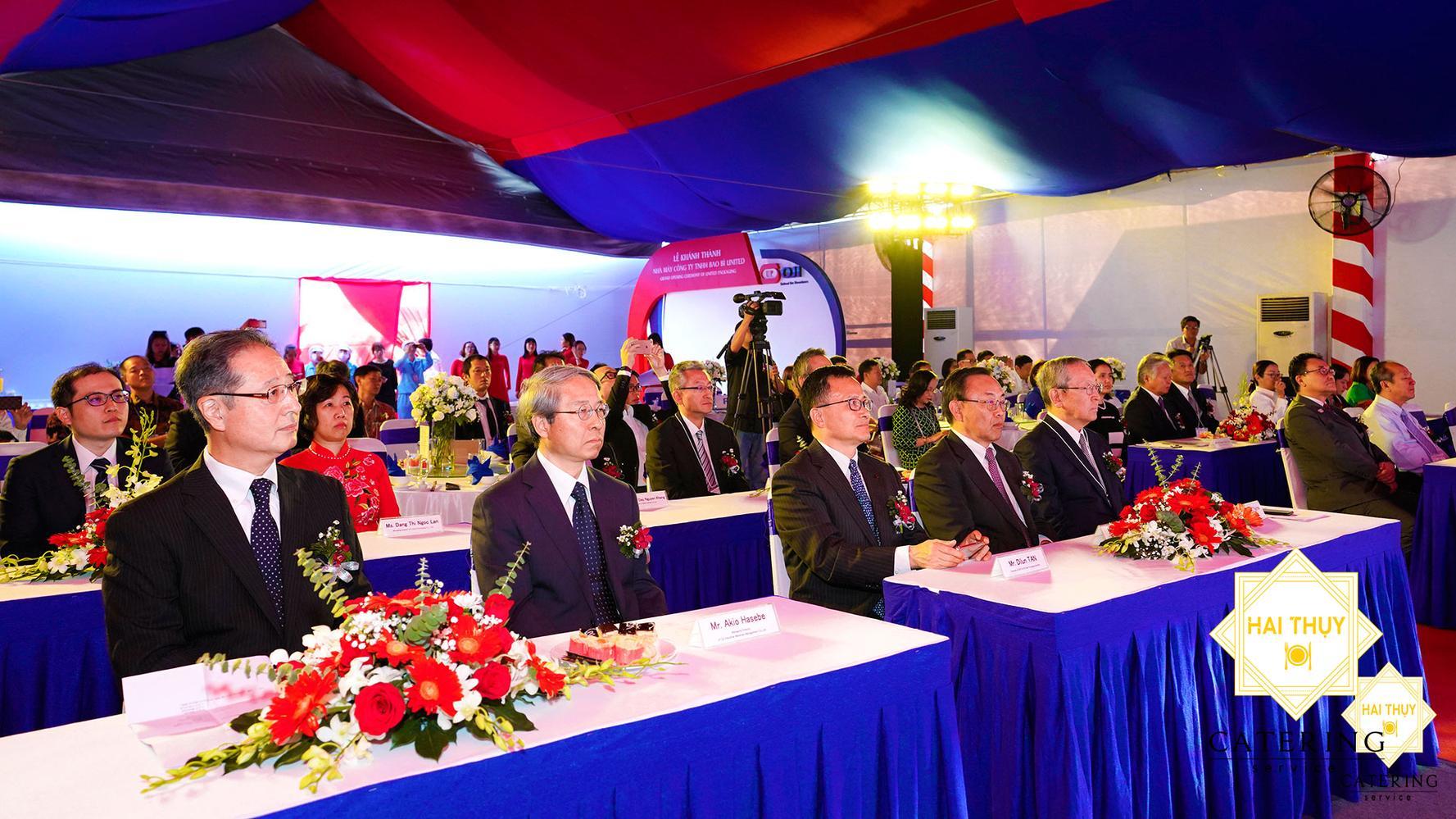 Các đại biểu và khách mời rất thích thú và hào hứng dõi theo các tiết mục