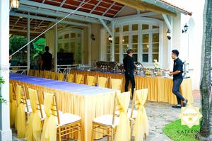 Dịch vụ của Hai Thụy Catering bao gồm dịch vụ nấu tiệc tại nhà và đặt tiệc lưu động