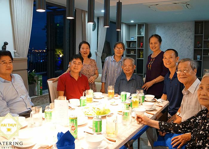 Buổi tiệc ấm áp cùng những người thân yêu trong gia đình 