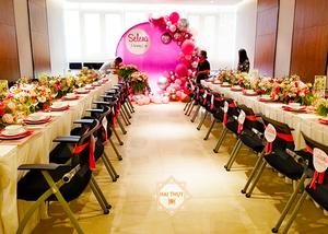 Không gian tiệc sinh nhật được Menu24h trang trí đẹp mắt với gam màu hồng ngọt ngào 