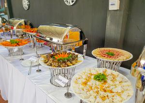 Tiệc buffet với đa dạng món ăn, hương vị đặc sắc, hấp dẫn 