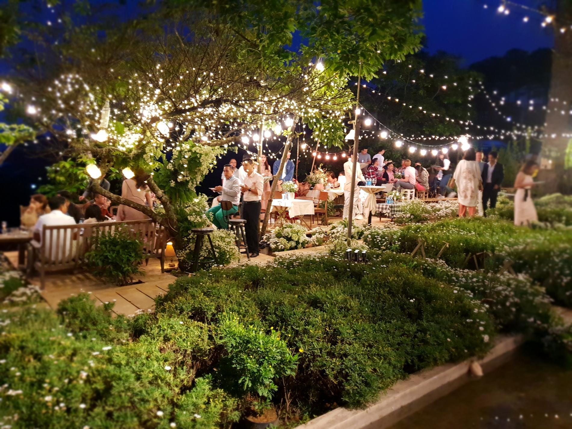 Ẵm trọn sự hoàn hảo vào trong buổi tiệc với dịch vụ đặt tiệc cưới ngoài trời