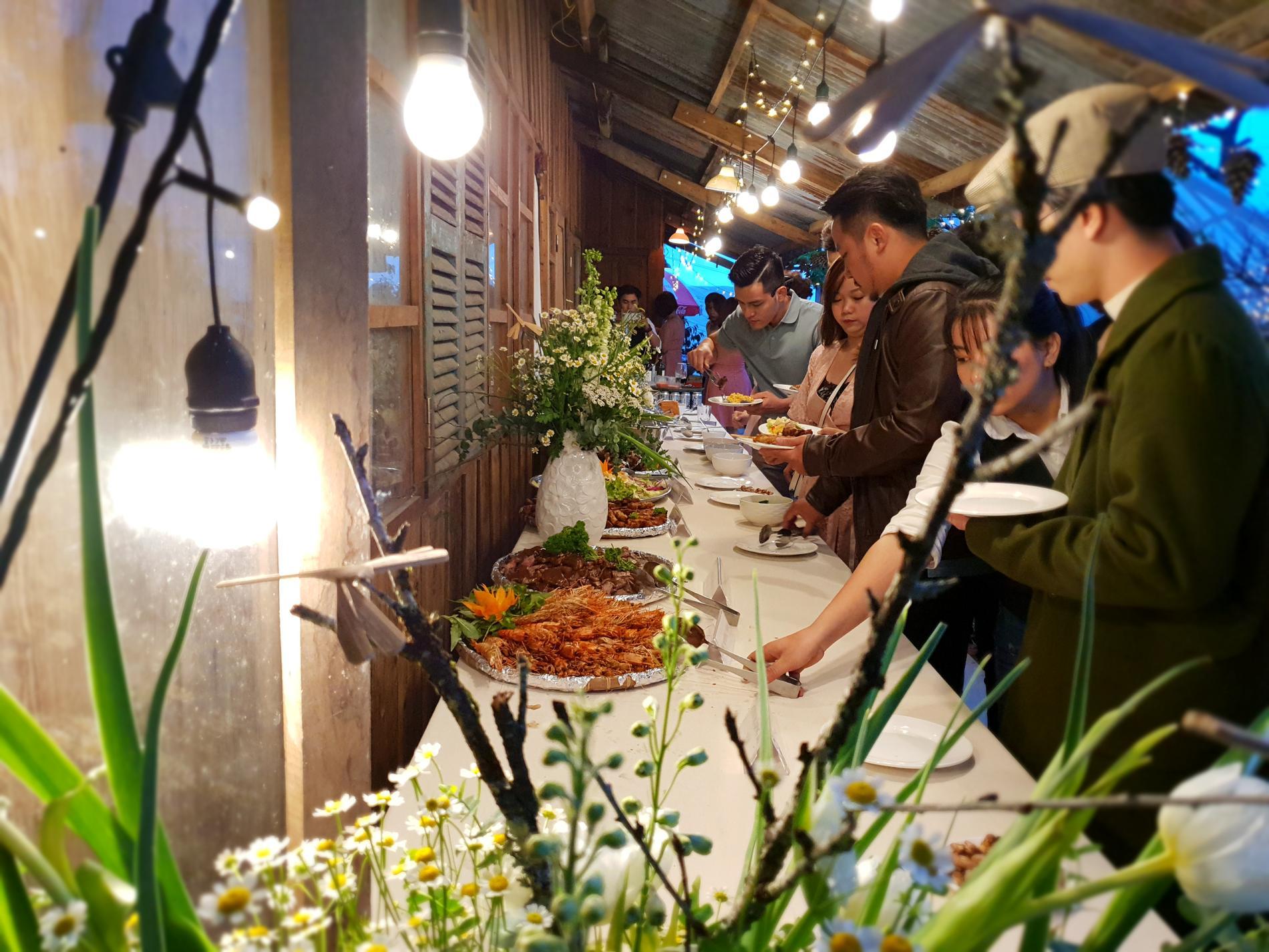 Ẵm trọn sự hoàn hảo vào trong buổi tiệc với dịch vụ đặt tiệc cưới ngoài trời