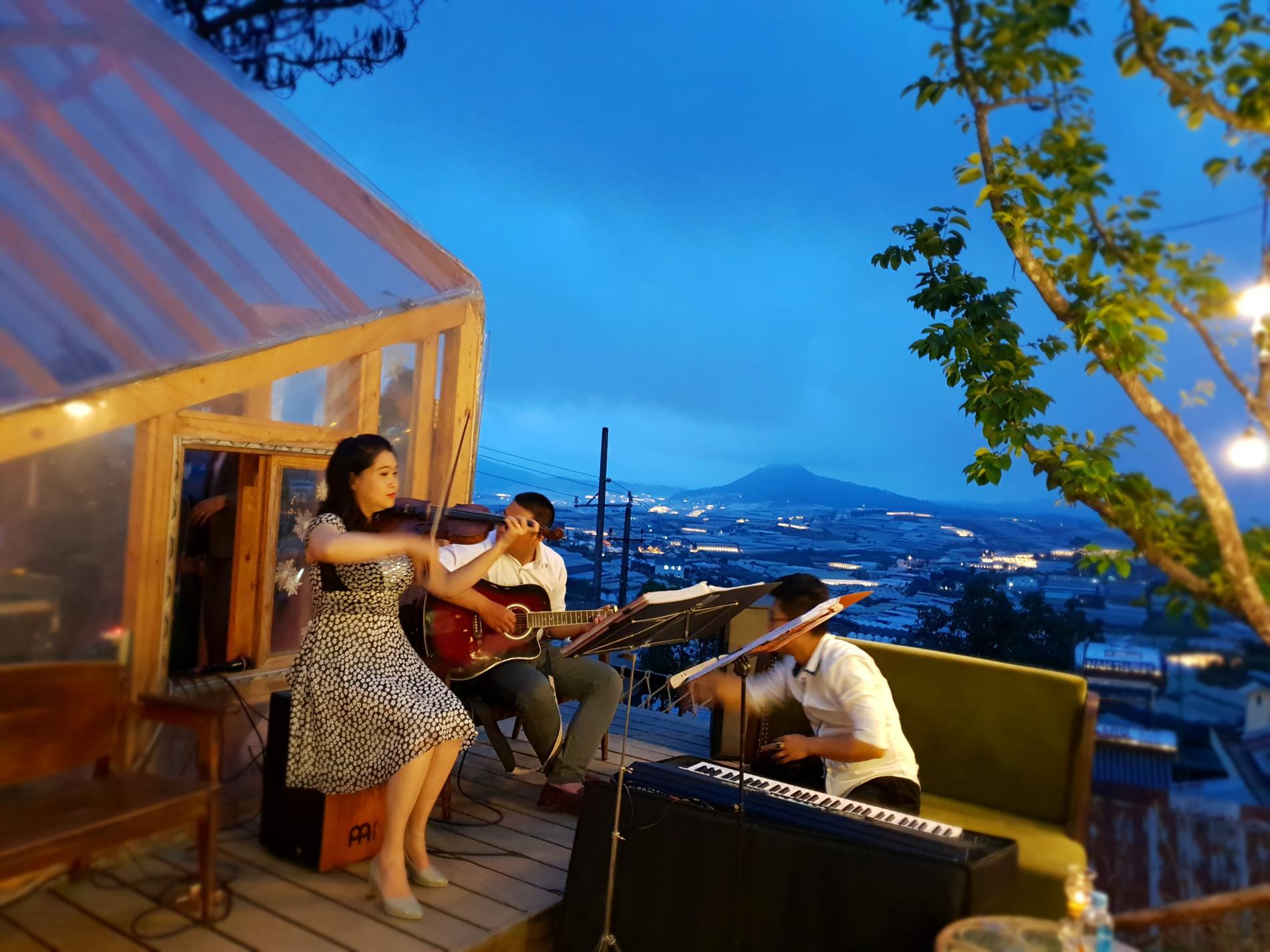 Ẵm trọn sự hoàn hảo vào trong buổi tiệc với dịch vụ đặt tiệc cưới ngoài trời