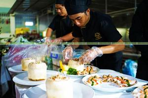 Các đầu bếp tài năng của Hai Thụy Catering luôn đặt cả cái “tâm” của nghề vào các món ăn