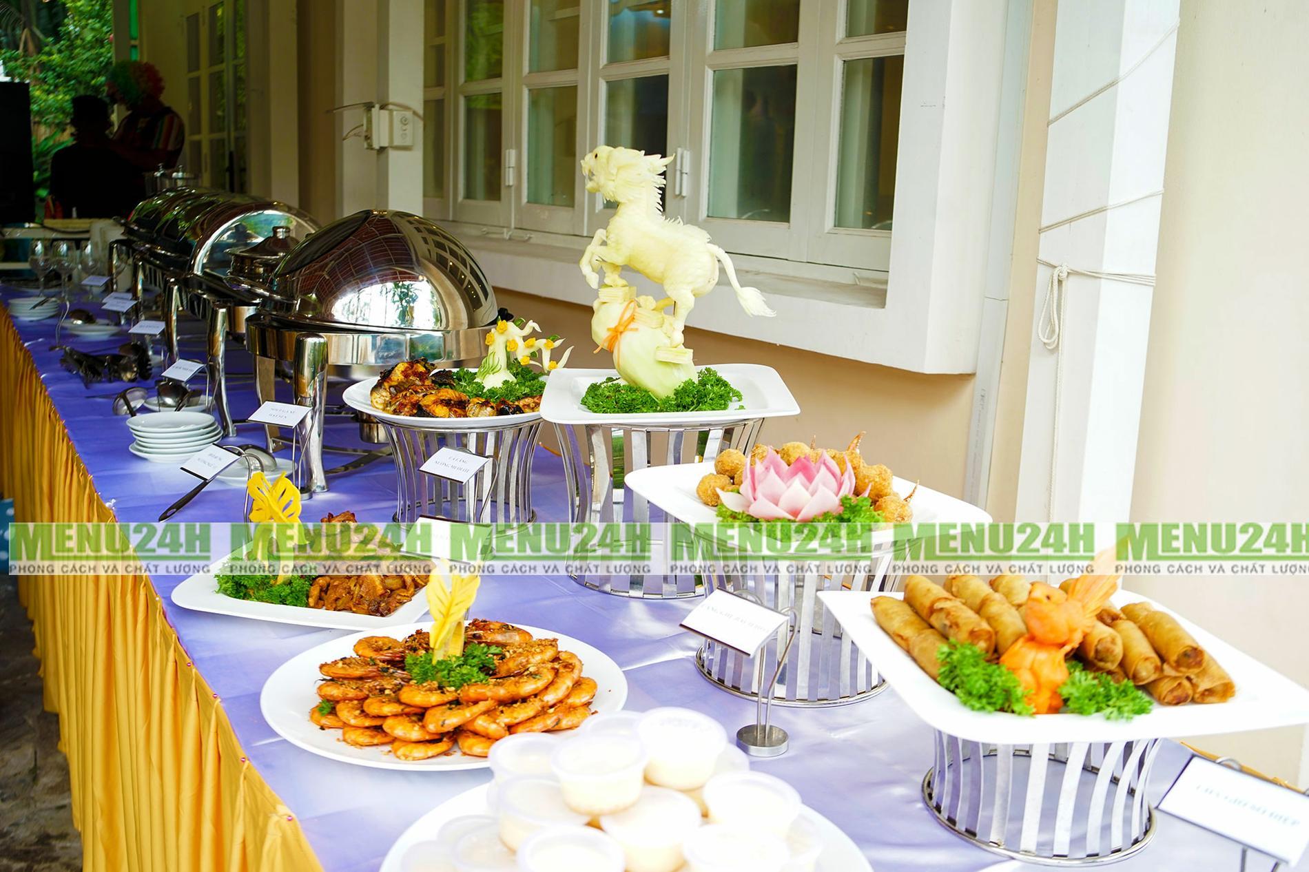 Những món ăn trong buổi tiệc thôi nôi hình thức buffet vô cùng đa dạng và phong phú