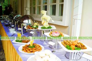 Những món ăn trong buổi tiệc thôi nôi hình thức buffet vô cùng đa dạng và phong phú