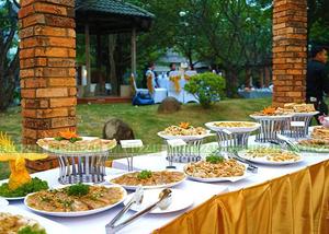 Bàn tiệc buffet với đa dạng các món ăn thơm ngon