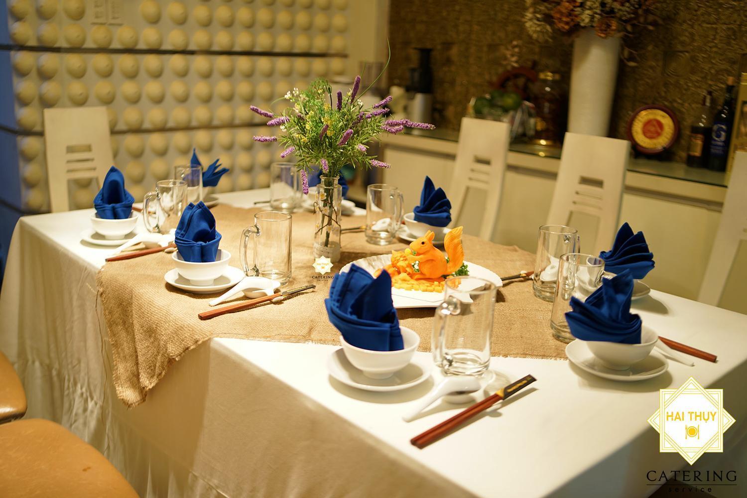 Bàn tiệc ấm cúng