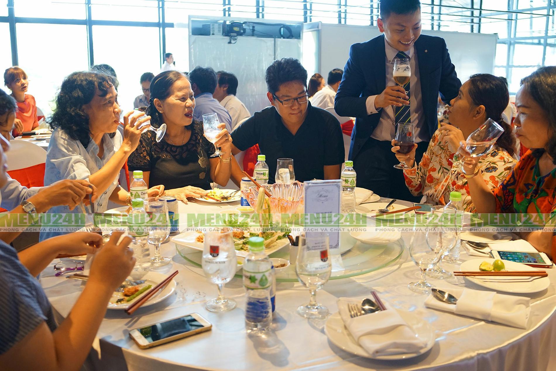 Buổi tiệc vui vẻ, mọi người ăn uống trò chuyện thoải mái 