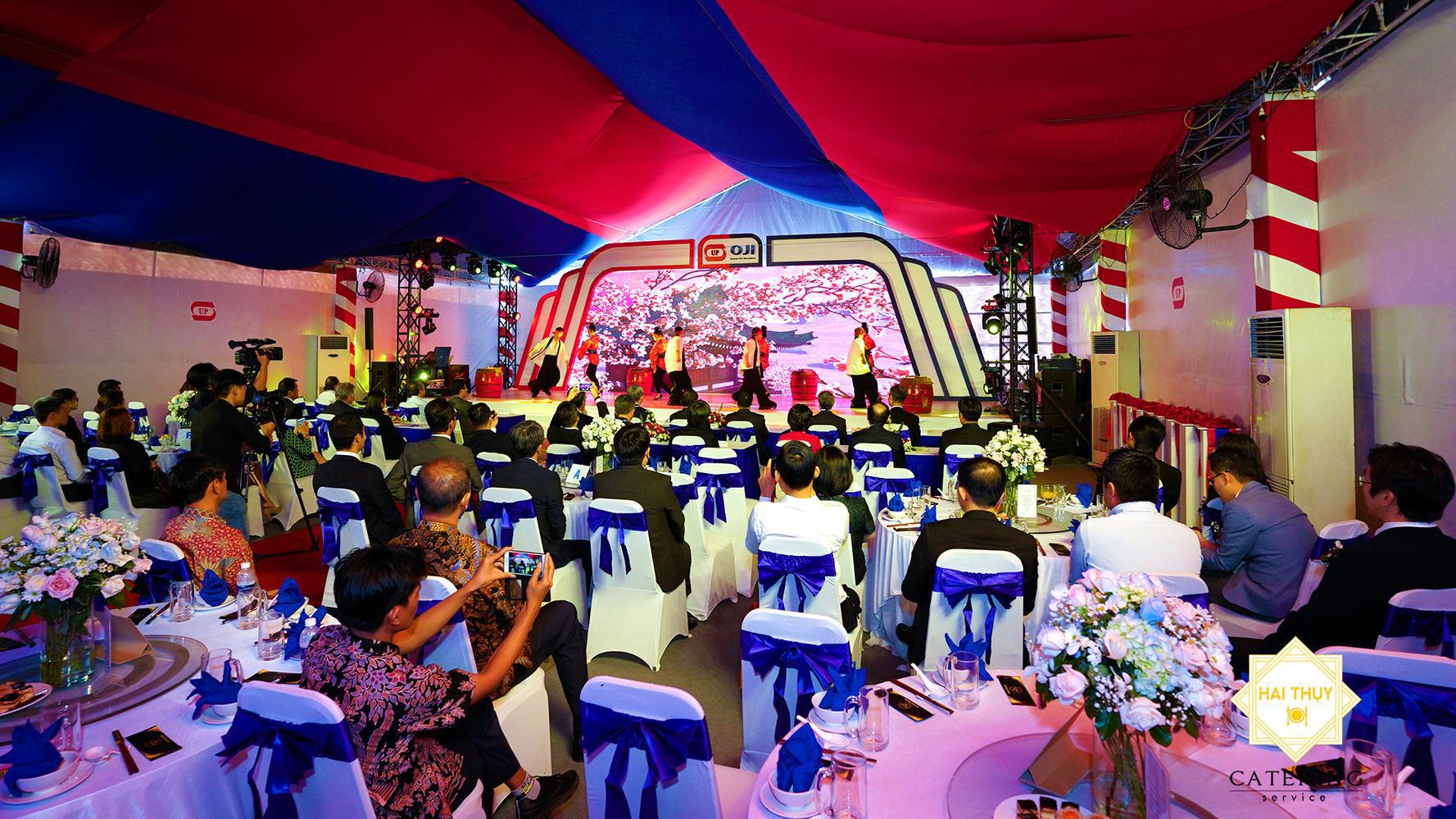 Tiệc công ty hoành tráng nhân sự kiện đặc biệt 