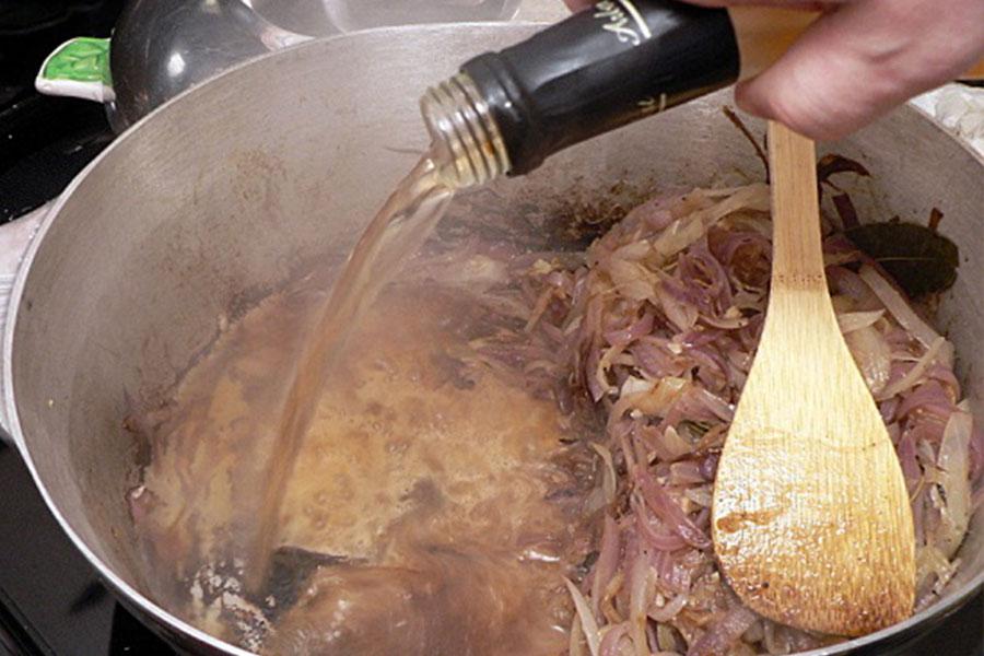  Thêm vào món xúp hành tây kiểu Pháp 2M rượu vang trắng vào