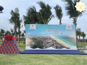 Tiệc ouside mừng sự kiện tham quan trải nghiệm dự án NovaWorld Hồ Tràm Bình Châu với tấm backdrop ấn tượng