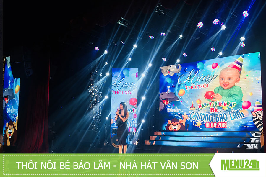 Tiết mục hát mở đầu của nữ ca sĩ Phương Trang